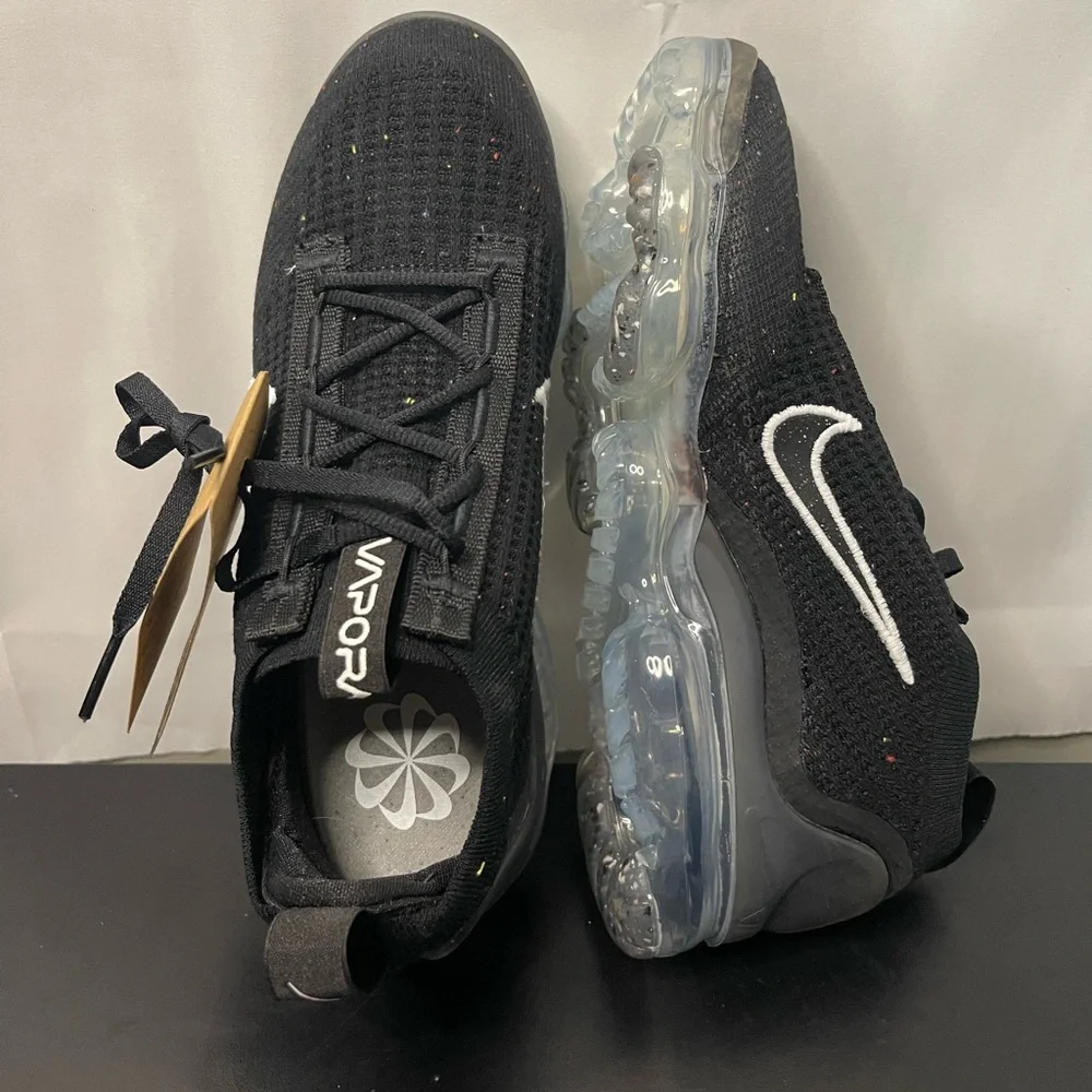 NWT Nike Women's VaporMax 2021 Flyknit Size 7.5 Black/White/Metallic🖤 - Picture 4 of 4